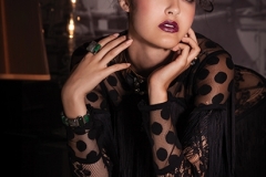 女 : Elie Saab连衣裙, Dolce & Gabbana项圈, Bottega Veneta手链及指环
